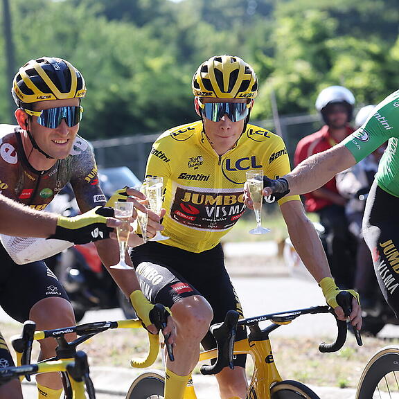Der neue Tour-Sieger Jonas Vingegaard (im Gelben Trikot) stösst in der Schlussetappe mit seinen Teamkollegen an