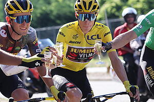 Der neue Tour-Sieger Jonas Vingegaard (im Gelben Trikot) stösst in der Schlussetappe mit seinen Teamkollegen an