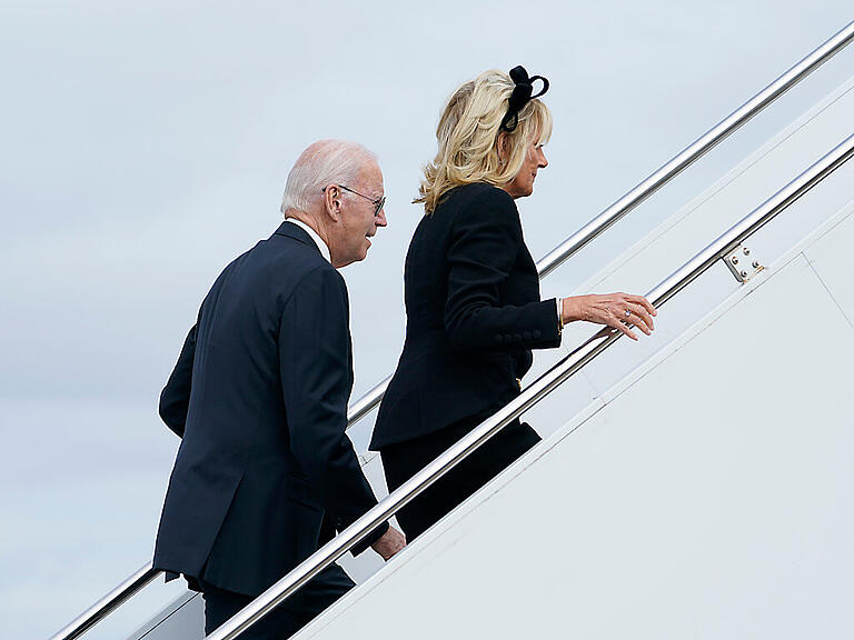 US-Präsident Joe Biden und First Lady Jill Biden gehen am Flughafen Stansted an Bord der Air Force One. Sie hatten zuvor am Staatsakt vor der Beisetzung von Königin Elizabeth II. in der Westminster Abbey teilgenommen. Foto: Susan Walsh/AP/dpa