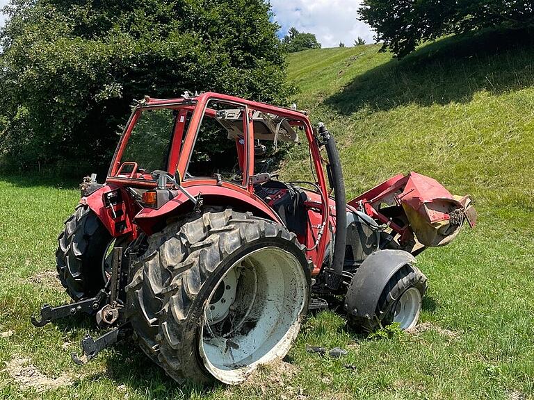 Der Traktor des 53-Jährigen überschlug sich mehrmals rund zwanzig Meter einen Abhang hinunter. Für den Landwirten kam jede Hilfe zu spät.