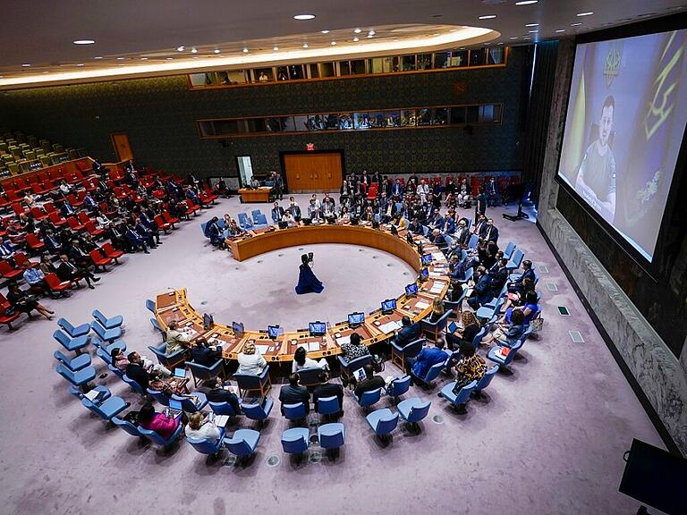 dpatopbilder - Wolodymyr Selenskyj, Präsident der Ukraine, spricht per Videoschalte in einer Sitzung des UN-Sicherheitsrates. Foto: Mary Altaffer/AP/dpa