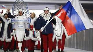 Immer stärker im Zwielicht: Russlands Olympiadelegation von 2014 mit Fahnenträger und Dopingsünder Alexander Subkow