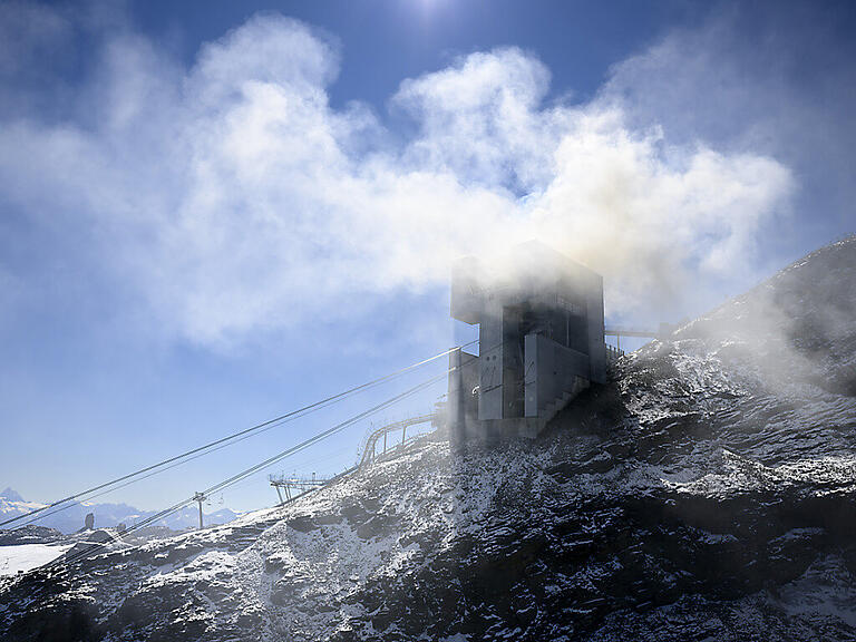 Das Feuer hat den 3. und 4. Stock der Bergstation Glacier 3000 in Les Diablerets VD stark beschädigt.