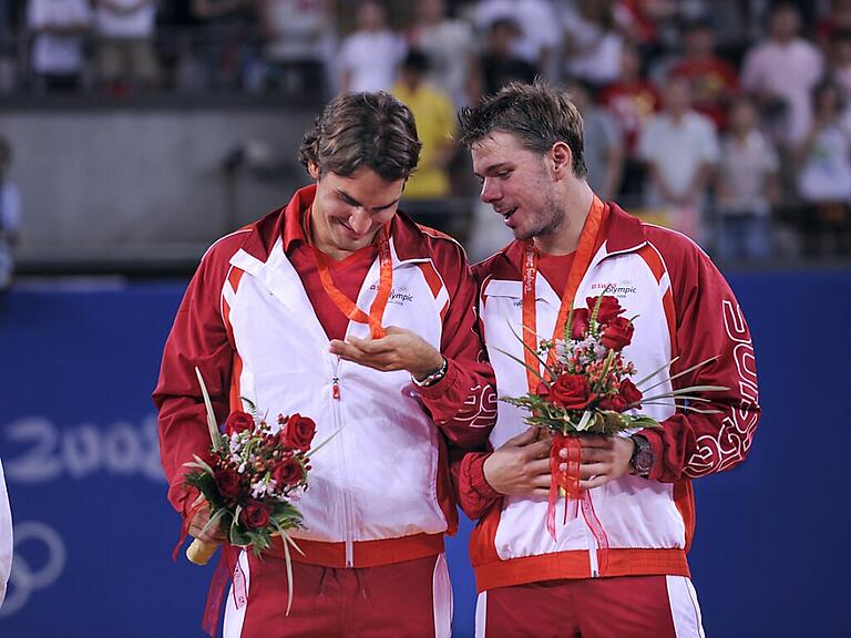 Stan Wawrinka (rechts) bedankt sich bei Roger Federer nach dessen Rücktritt