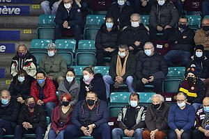 Fans mit schützender Maske beim Spiel Servette gegen Rapperswil-Jona am vergangenen Freitag