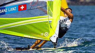 Mateo Sanz Lanz ist im Windsurfen hervorragend in die olympische Regatta gestartet