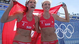 Joana Heidrich (links) und Anouk Vergé-Dépré freuen sich über die  Bronzemedaille