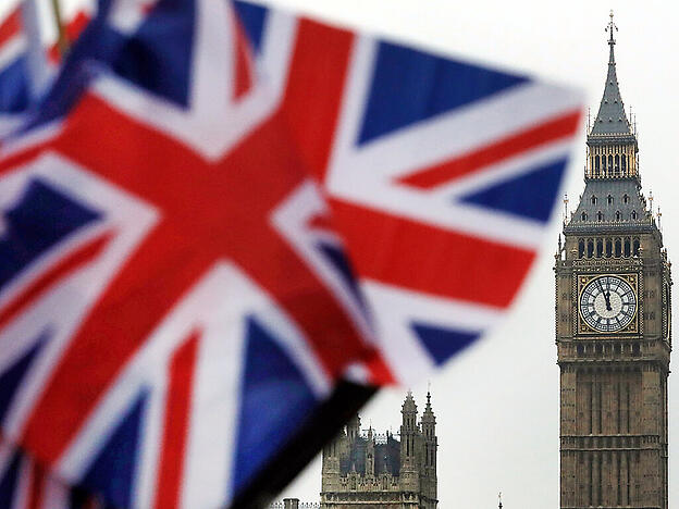 ARCHIV - Britische Flaggen wehen in der Nähe des berühmten Uhrturms Big Ben. Foto: Matt Dunham/AP/dpa
