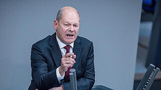 Bundeskanzler Olaf Scholz (SPD) spricht in der Generaldebatte zum Haushalt im Bundestag. Foto: Michael Kappeler/dpa