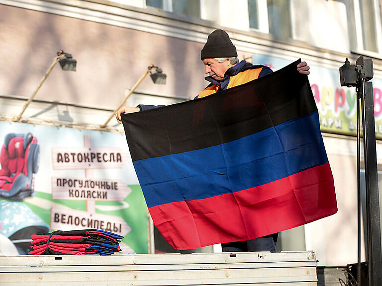 ARCHIV - Eine Flagge der international nicht anerkannten Volksrepublik Donezk. Foto: Alexei Alexandrov/AP/dpa/Archiv