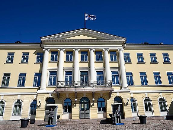 Wachen stehen vor dem finnischen Präsidentenpalast. Foto: Martin Meissner/AP/dpa