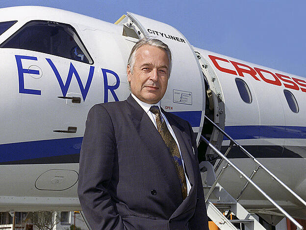 Staatssekretär Franz Blankart am 13. April 1992 auf dem Flughafen Bern-Belp vor dem Abflug zur Parafierung des EWR-Vertrages nach Brüssel. (Archivbild)
