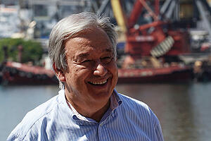 Antonio Guterres, Generalsekretär der Vereinten Nationen, lacht bei einem Besucht im Hafen von Odessa. Foto: Kostiantyn Liberov/AP/dpa