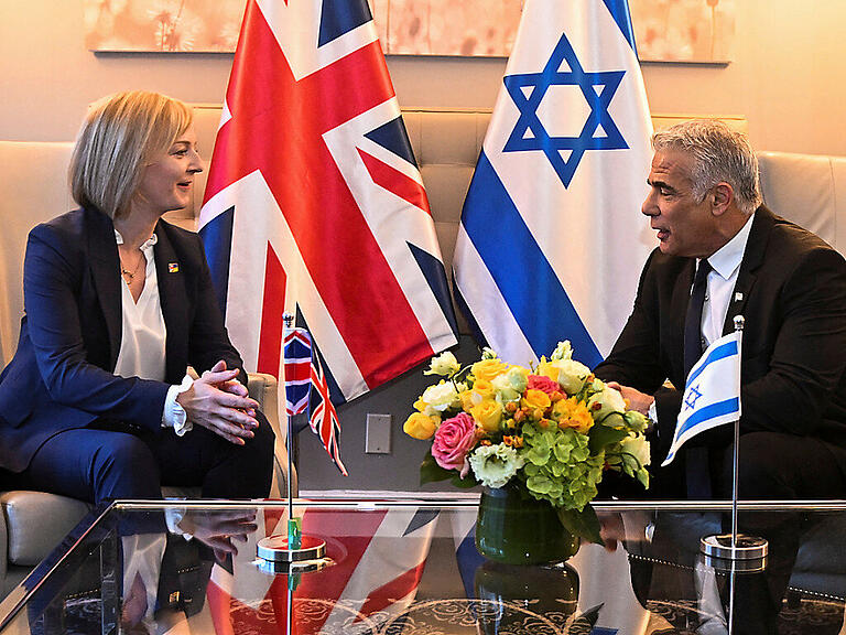 Liz Truss, Premierministerin von Großbritannien, und Yair Lapid, Premierminister von Israel, halten ein bilaterales Treffen ab, während sie der 77. UN-Generalversammlung in New York beiwohnen. Foto: Toby Melville/Reuters pool via AP/dpa